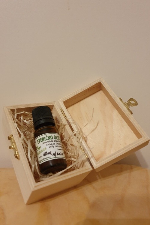 Eterično olje sivke v leseni škatlici Grily naturae