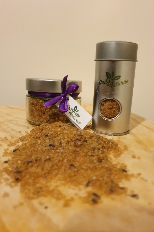 Rjavi sladkor s cvetovi sivke Grily naturae